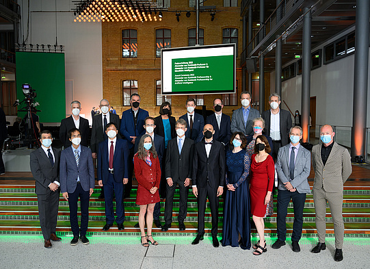 Die fünf Preisträgerinnen und 16 Preisträger gemeinsam auf der Bühne mit Hans-Christian Pape, Präsident der Humboldt-Stiftung